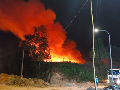 Huy động lực lượng xuyên đêm dập cháy bãi rác Nghĩa Kỳ