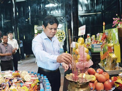 Dâng hương tại các di tích lịch sử nhân Ngày Thương binh - Liệt sĩ