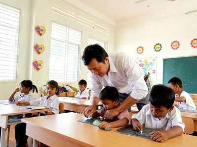 Gieo chữ, giữ trò ở lại trường