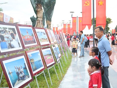 Trưng bày ảnh “Hoàng Sa - Trường Sa trong lòng Quảng Ngãi”