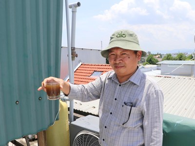 Nước máy đổi màu và bốc mùi, người dân tự mua thiết bị lọc