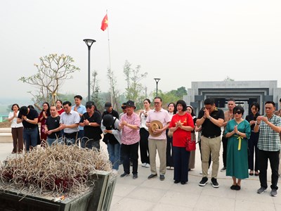 Các nghệ sĩ điện ảnh dâng hương tại Đền thờ liệt sĩ tại Chiến trường Điện Biên Phủ