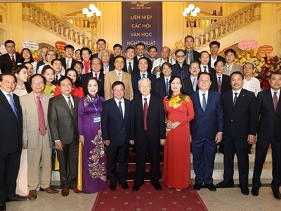 Trái tim người cộng sản luôn dành chỗ cho tình yêu đời, yêu người, yêu  văn học nghệ thuật...