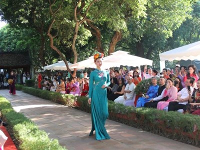 Áo dài Việt và chuỗi sự kiện kỷ niệm 70 năm Ngày Giải phóng Thủ đô