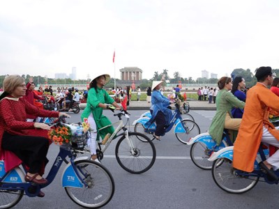 Hàng trăm người diện áo dài, đạp xe quảng bá du lịch và di sản Hà Nội