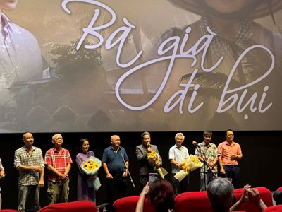 “Ai còn bố mẹ, hãy nói nhiều hơn những lời yêu thương…”