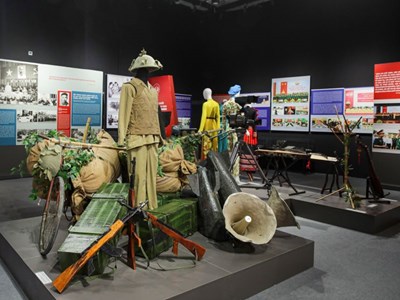 Gần 300 tài liệu, hình ảnh, hiện vật tại triển lãm “80 năm vững bước dưới cờ Đảng quang vinh”