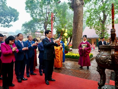 Chủ tịch nước Lương Cường dâng hương khai xuân tại Hoàng thành Thăng Long 