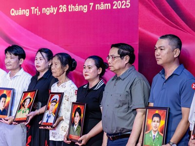 Lễ thắp nến tri ân các Anh hùng liệt sĩ 