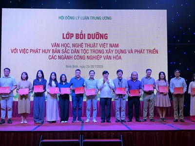 Bế mạc Lớp bồi dưỡng VHNT với việc phát huy bản sắc dân tộc