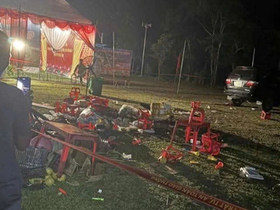  Ô tô lùi trúng nhóm trẻ đang chơi ở nhà văn hóa khiến 1 cháu tử vong