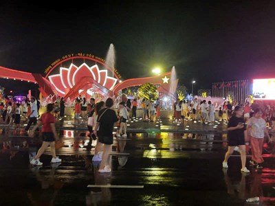 Ngày đầu kỳ nghỉ Đại lễ, đông nghịt người đến Triển lãm “80 năm Hành trình Độc lập - Tự do  - Hạnh phúc“