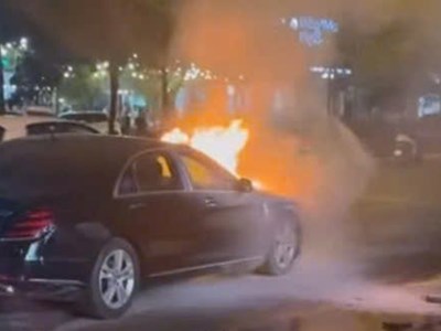 Ô tô Mercedes bốc cháy ngùn ngụt tại Hà Nội