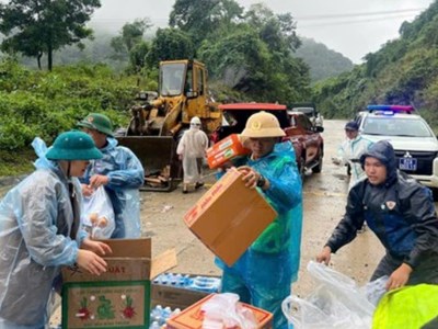 Nỗ lực cứu hộ những người bị mắc kẹt tại đèo Lò Xo