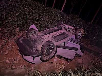 Lộn nhiều vòng trên cao tốc khiến ô tô lật ngửa: Bé 4 tháng tuổi thoát nạn ngoạn mục