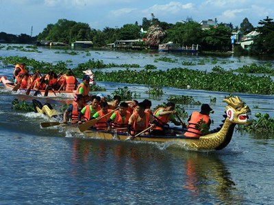 Tổ chức Giải Đua thuyền truyền thống chào mừng 70 năm Chiến thắng Điện Biên Phủ