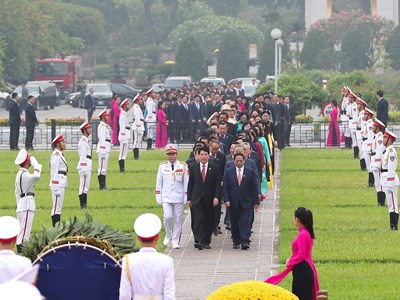 Đại biểu Quốc hội vào Lăng viếng Chủ tịch Hồ Chí Minh