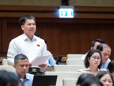 Quốc hội thảo luận về dự thảo Luật Đường bộ