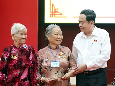 Chủ tịch Quốc hội Trần Thanh Mẫn trao quà tặng người có công với cách mạng tỉnh Hậu Giang