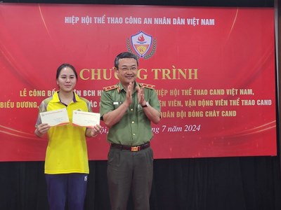 Trịnh Thu Vinh được Bộ Công an khen thưởng trước khi lên đường dự Olympic