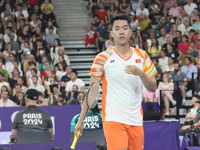 Lê Đức Phát đánh bại tay vợt Đức, dẫn đầu bảng K Olympic