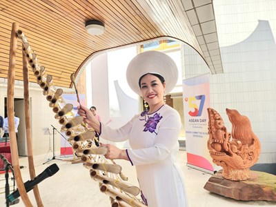 Nhạc cụ dân tộc Việt Nam gây ấn tượng với bạn bè quốc tế