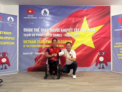 Thưởng nóng đô cử Lê Văn Công với HCĐ Paralympic