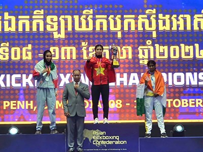 Phùng Thị Hồng Thắm mang về tấm HCV châu Á thứ 11 cho Kickboxing Việt Nam