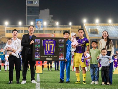 Văn Quyết được thưởng 100 triệu cho kỷ lục ghi 117 bàn tại V.League