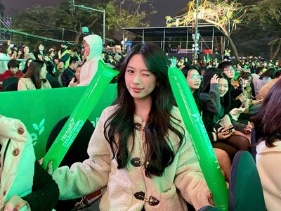 Biển người đổ về phố đi bộ hồ Hoàn Kiếm chào đón năm mới 2025