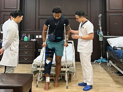 Xuân Son và Hồ Tấn Tài tích cực tập hồi phục