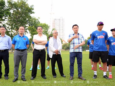 Phó Chủ tịch VFF Trần Anh Tú thăm, động viên đội tuyển Việt Nam