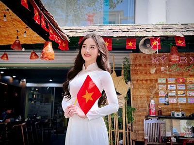 Hoa hậu Yoga và IVS gieo tình yêu nước trong từng nhịp thở Yoga