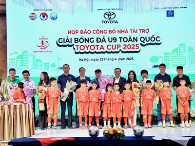 Duy Mạnh truyền cảm hứng cho các cầu thủ tại Giải bóng đá U9 toàn quốc Toyota Cup 
