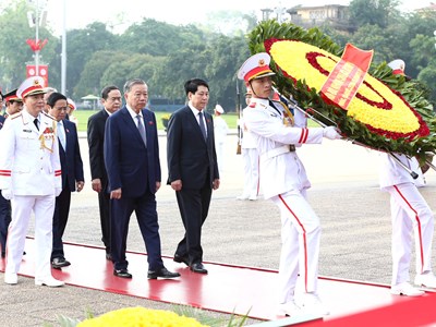 Lãnh đạo Đảng, Nhà nước và đại biểu Quốc hội vào Lăng viếng Chủ tịch Hồ Chí Minh