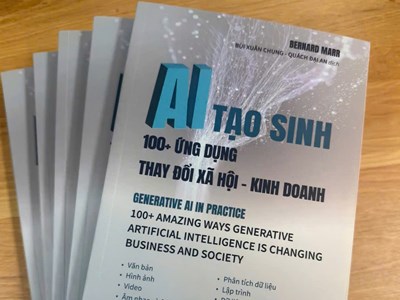 Bộ trưởng Nguyễn Văn Hùng tặng sách về AI cho một số đơn vị thuộc Bộ VHTTDL