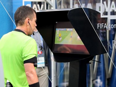 VAR lần đầu được áp dụng, hứa hẹn trận cầu “cân não”