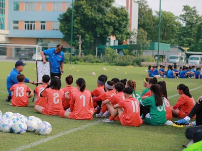Đội tuyển U20 nữ Việt Nam thi đấu giao hữu với đội bóng U13 nam PVF
