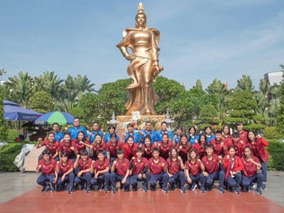 Tuyển nữ Việt Nam dâng hương tại tượng đài Lê Chân (Hải Phòng)