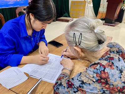 Người dân Hà Nội phấn khởi nhận quà Tết Độc lập