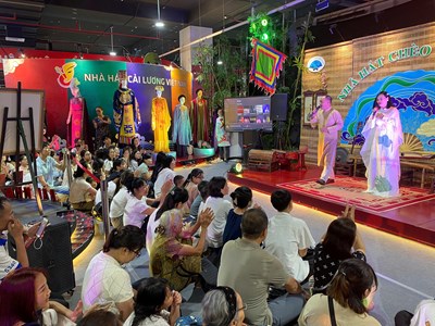 Đông đảo người dân tới tham quan khu trưng bày nghệ thuật biểu diễn tại Triển lãm Thành tựu đất nước