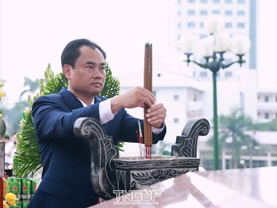 Đoàn đại biểu dâng hương tưởng niệm các Anh hùng liệt sĩ