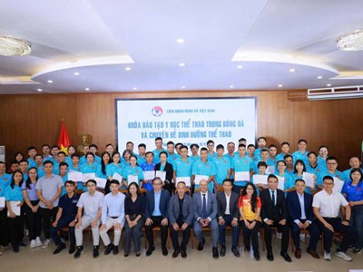 Bế mạc khoá học y học thể thao bóng đá và chuyên đề dinh dưỡng thể thao