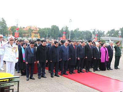 Lãnh đạo Đảng, Nhà nước vào Lăng viếng Chủ tịch Hồ Chí Minh nhân 80 năm Ngày Tổng tuyển cử đầu tiên 