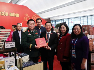 Đại biểu ấn tượng khu trưng bày sách, báo tại Đại hội XIV