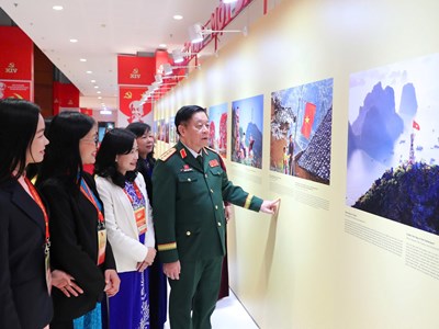 Các đại biểu tham quan Triển lãm ảnh “Việt Nam - Một dải non sông“