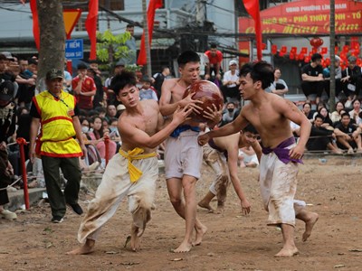 Rộn ràng hội vật cầu Thúy Lĩnh những ngày đầu năm Bính Ngọ