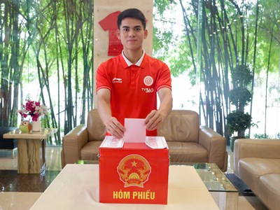 Khuất Văn Khang và các cầu thủ Thể Công - Viettel náo nức đi bầu cử