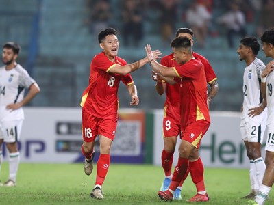 Tuyển Việt Nam thắng đậm trước Bangladesh