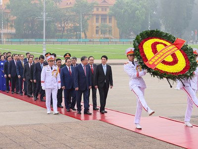 Lãnh đạo Đảng, Nhà nước và đại biểu Quốc hội vào Lăng viếng Chủ tịch Hồ Chí Minh
